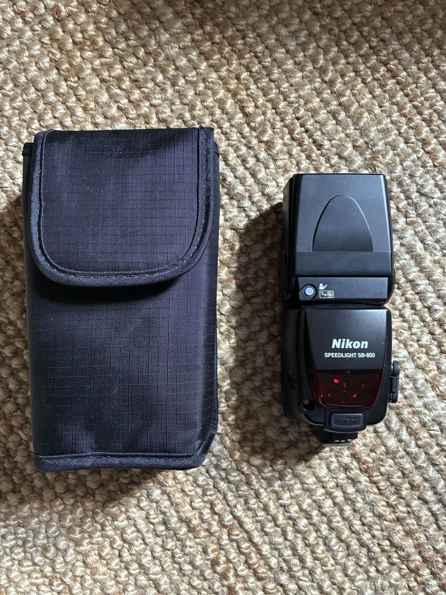 Nikon Flash: Nikon Speedlight SB-800 camera flash with case – Usato da Bern venduto da wisemagpie