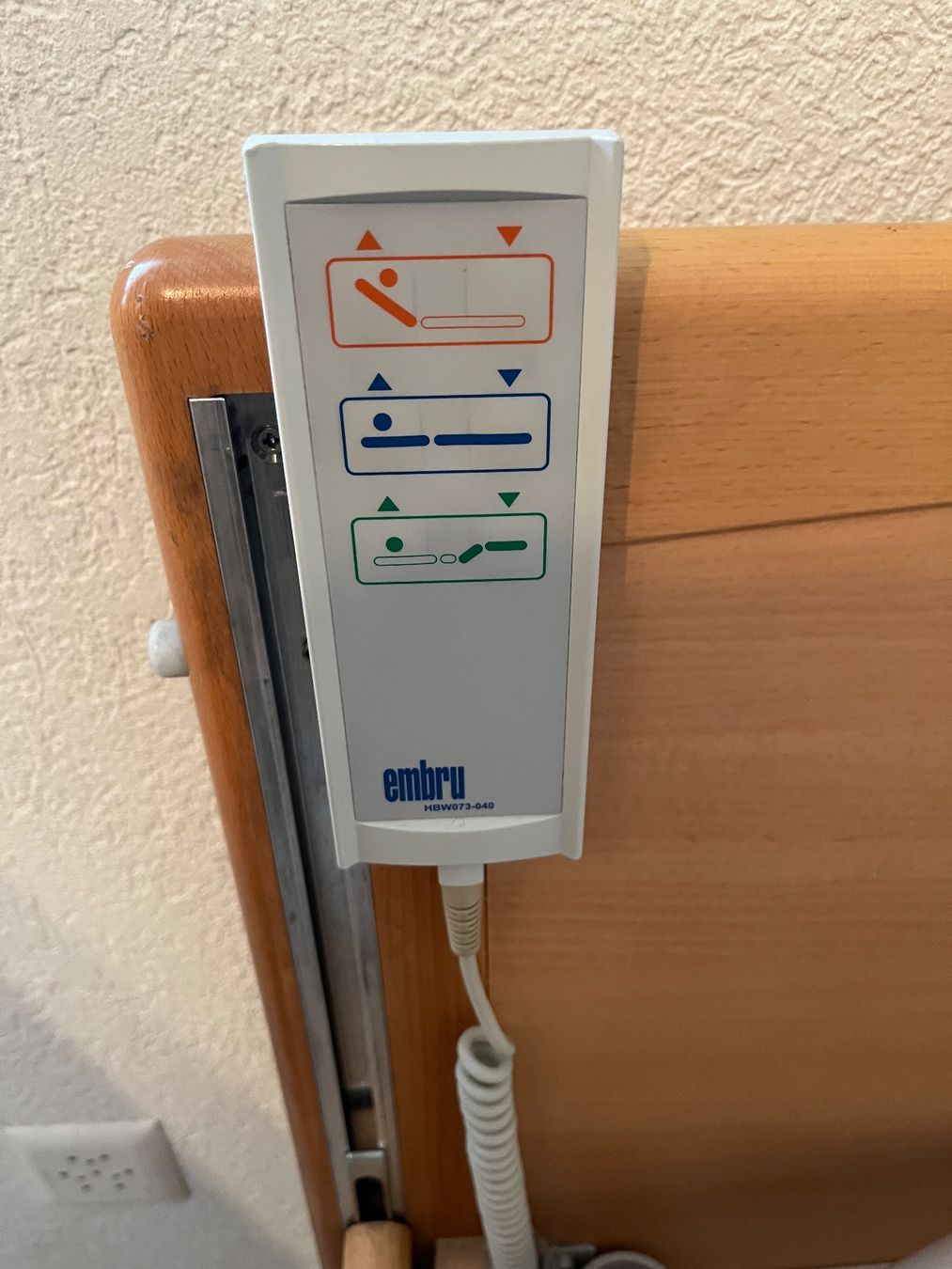 Letti: Elektrisches Pflegebett mit Nachttisch – Usato da Roeschenz venduto da Little5 1