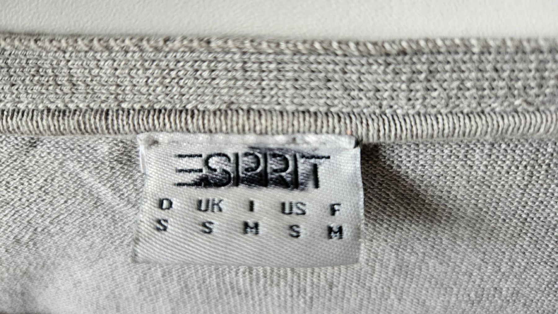 Esprit Bolero: Esprit Strickjacke, grau, Rüschen, Gr. S – Usato da Schmitten / FR venduto da Gumispvc 1