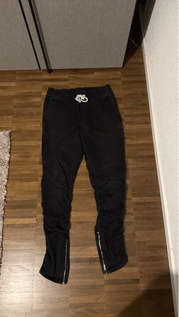 Stylische schwarze Hose Grösse 30
