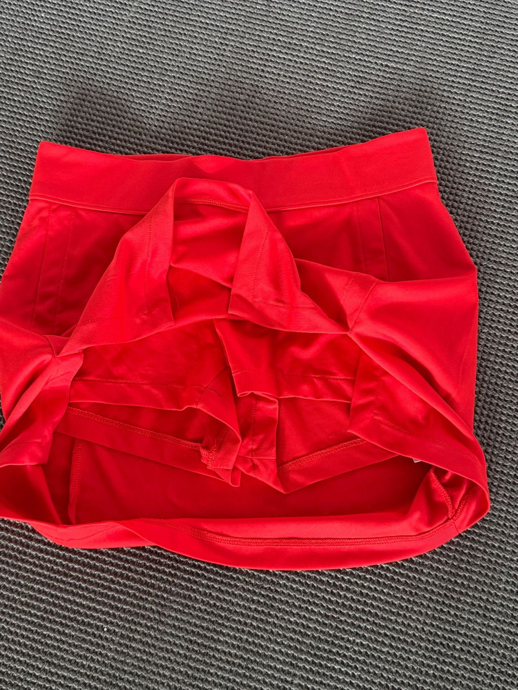 Lindeberg Gonne: J. Lindeberg Golfrock Skort XS, rot – Usato da Safnern venduto da Doosie 2