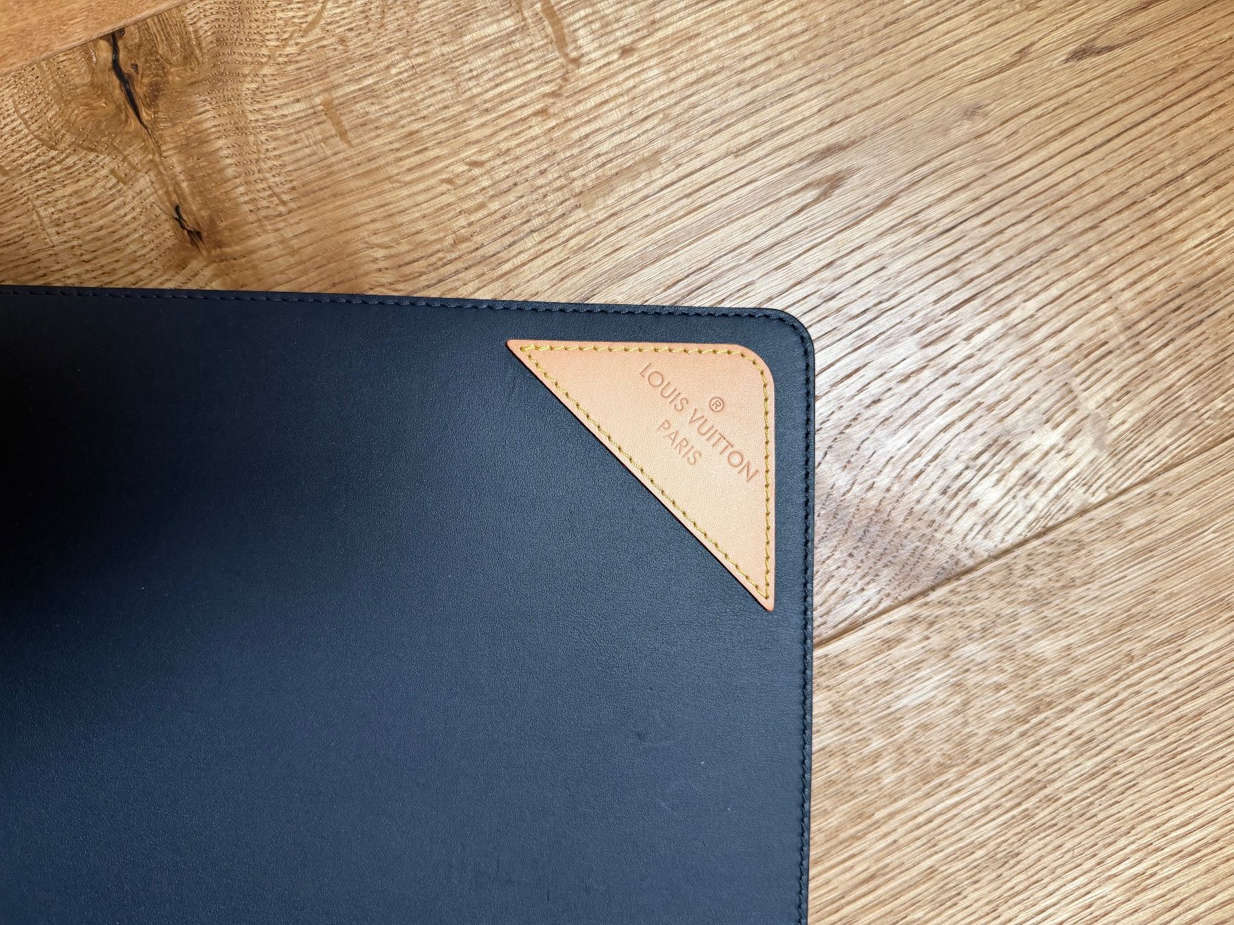 Schreibtische: Louis Vuitton Schreibtischunterlage – Gebraucht aus Schaffhausen von schatzkiste69 2