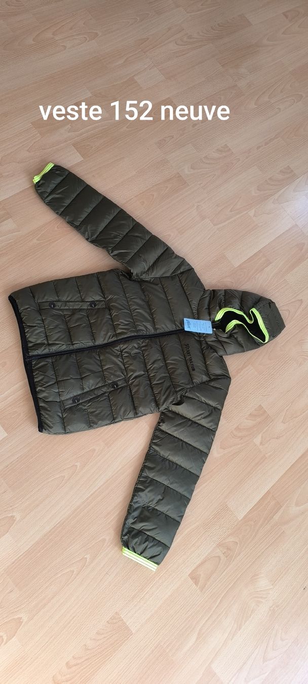 Vestes: veste neuve 152 – Neuf avec emballage d'origine à Arnex-sur-Orbe par mbdaso