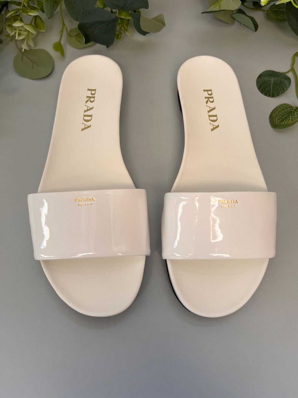Prada Scarpe da donna: Prada Lackleder Slides Weiss Gr. 38 Neu mit Box – Nuovo (secondo la descrizione) da Lausanne venduto da S_luxury 1