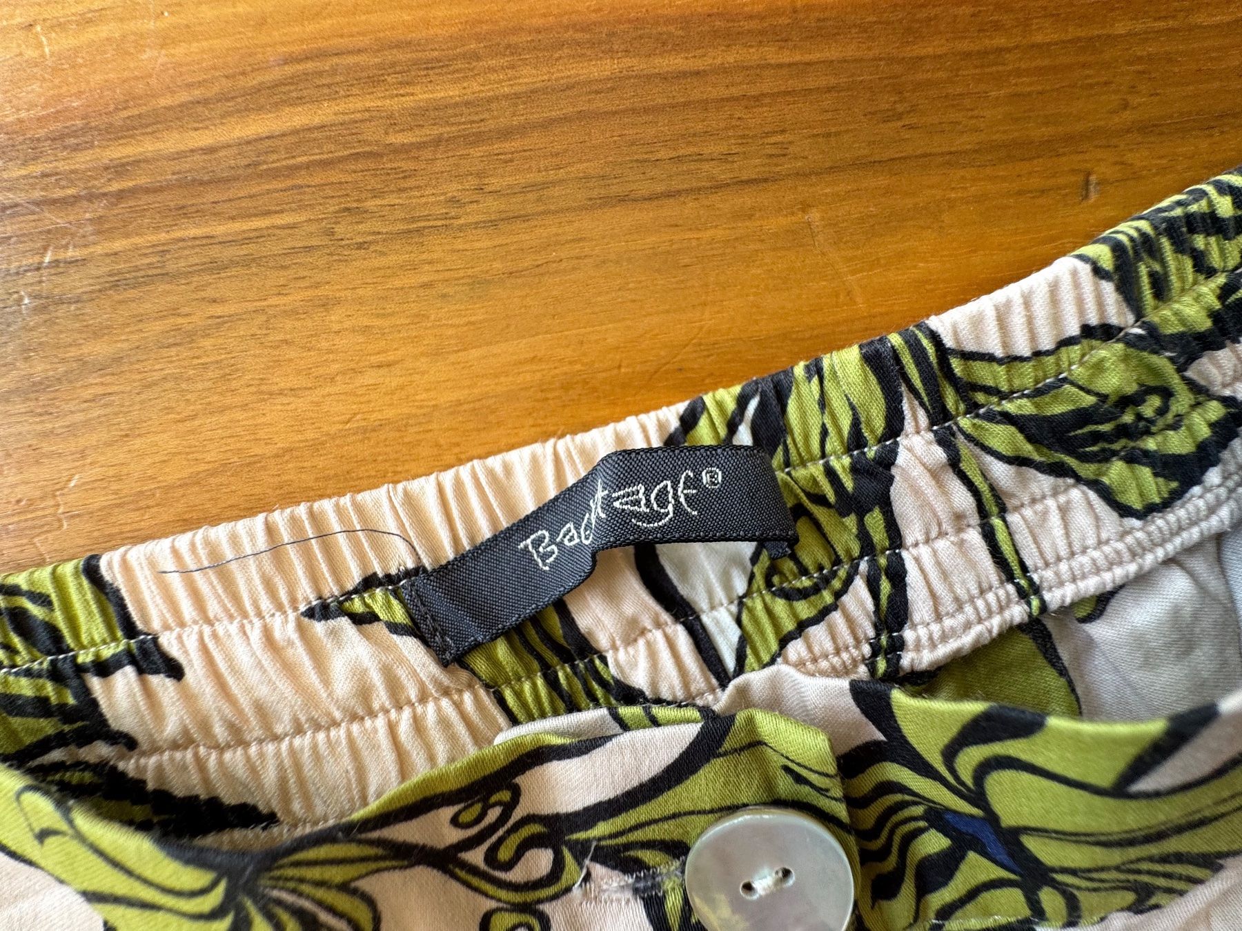 Pantaloni: Leichte Sommerhose mit tropischem Blumenmuster Backstage 38 – Usato da Meiringen venduto da Sheyene 2