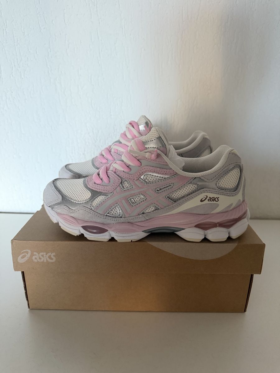Asics Scarpe da donna: Asics Nyc Barely Rose Double Lace – Nuovo e nell'imballaggio originale da Dübendorf venduto da Sneaker_Seller