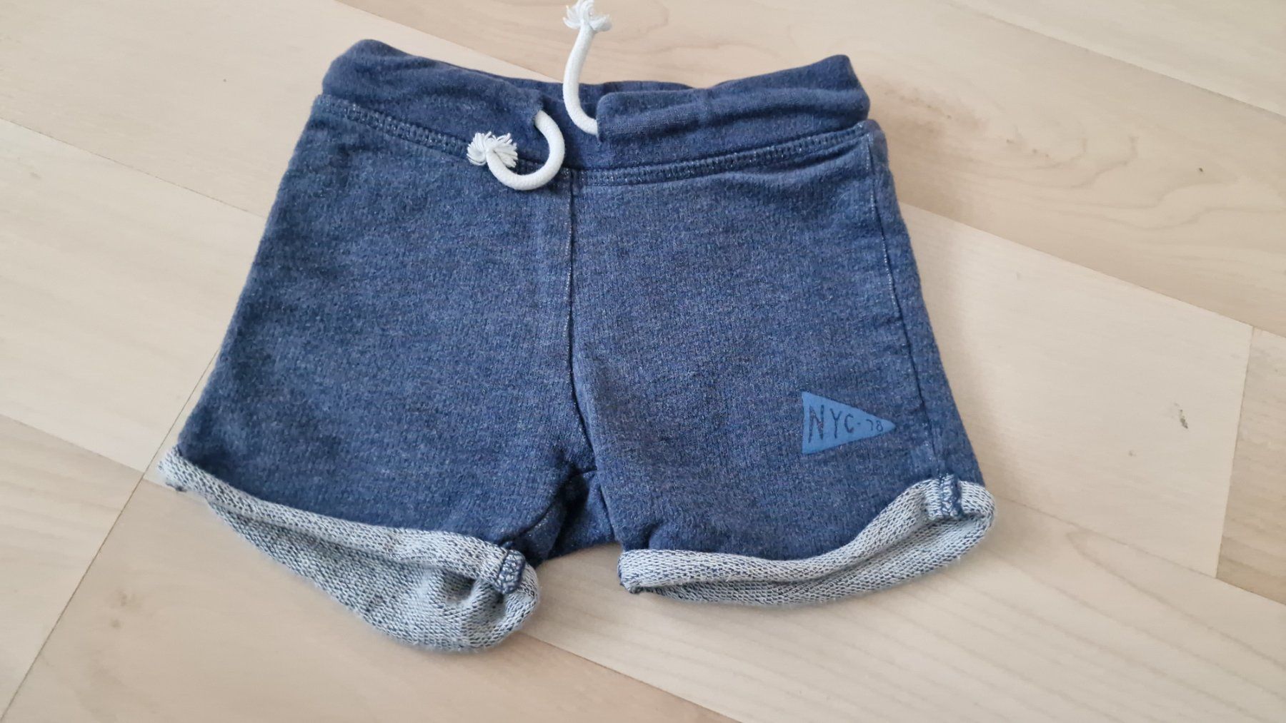 H&M Pantalons: Hübsche shorts gr 74 H&M – D'occasion à Winterthur par Mmondeo