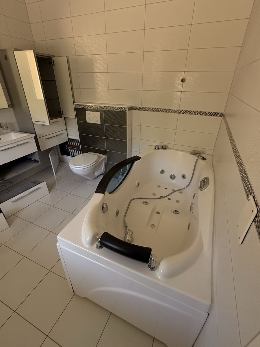 Vasche da bagno: Badezimmer mit Badewanne – Usato da Oberbuchsiten venduto da DoppioEspresso 1