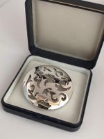 Schalclip rund ornamentiert Silberig rhodiniert 26.37g 4.5cm