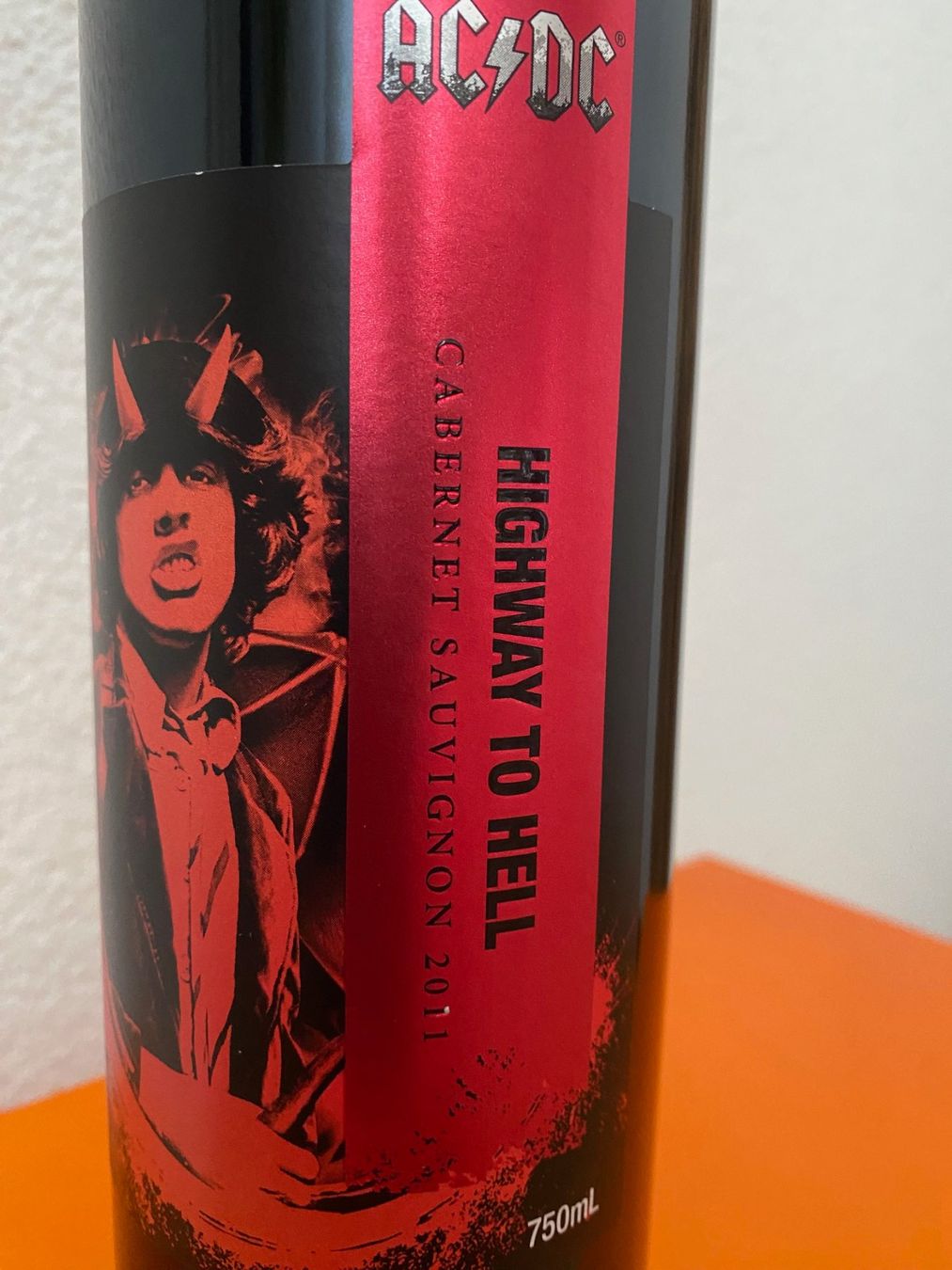 Wein: AC/DC Rotwein Sammlerstück – Neu und originalverpackt aus bern von malfobe 4
