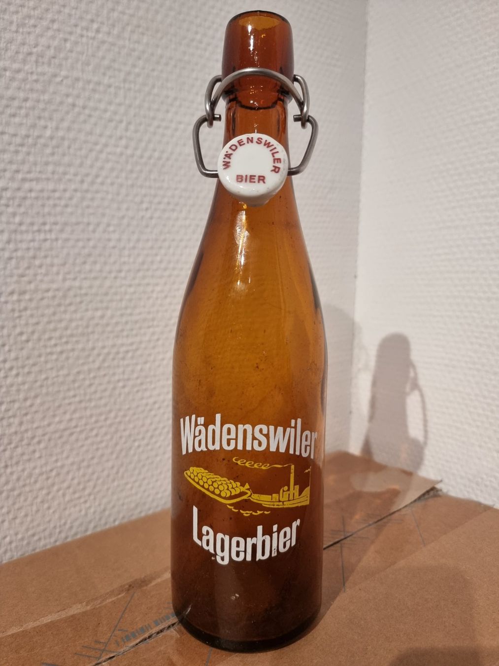 Bicchieri, Caraffe & Bottiglie: Wädenswiler Lagerbier Bierflasche 1956 – Usato da Lommis venduto da 0815undmehr
