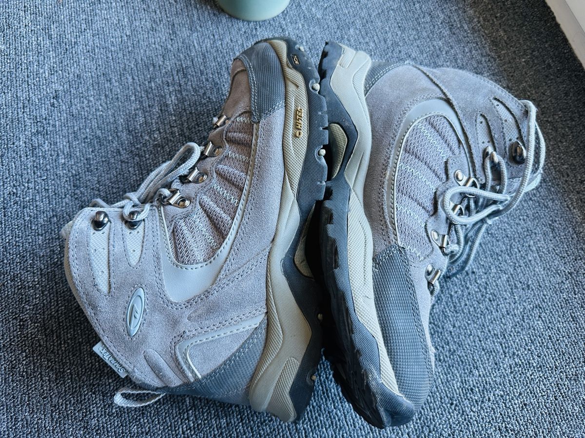 Hi-Tec Scarpe da uomo: HI TEC  boots unisexe taille 40 gris – Usato da Bulle venduto da Zaman66 5