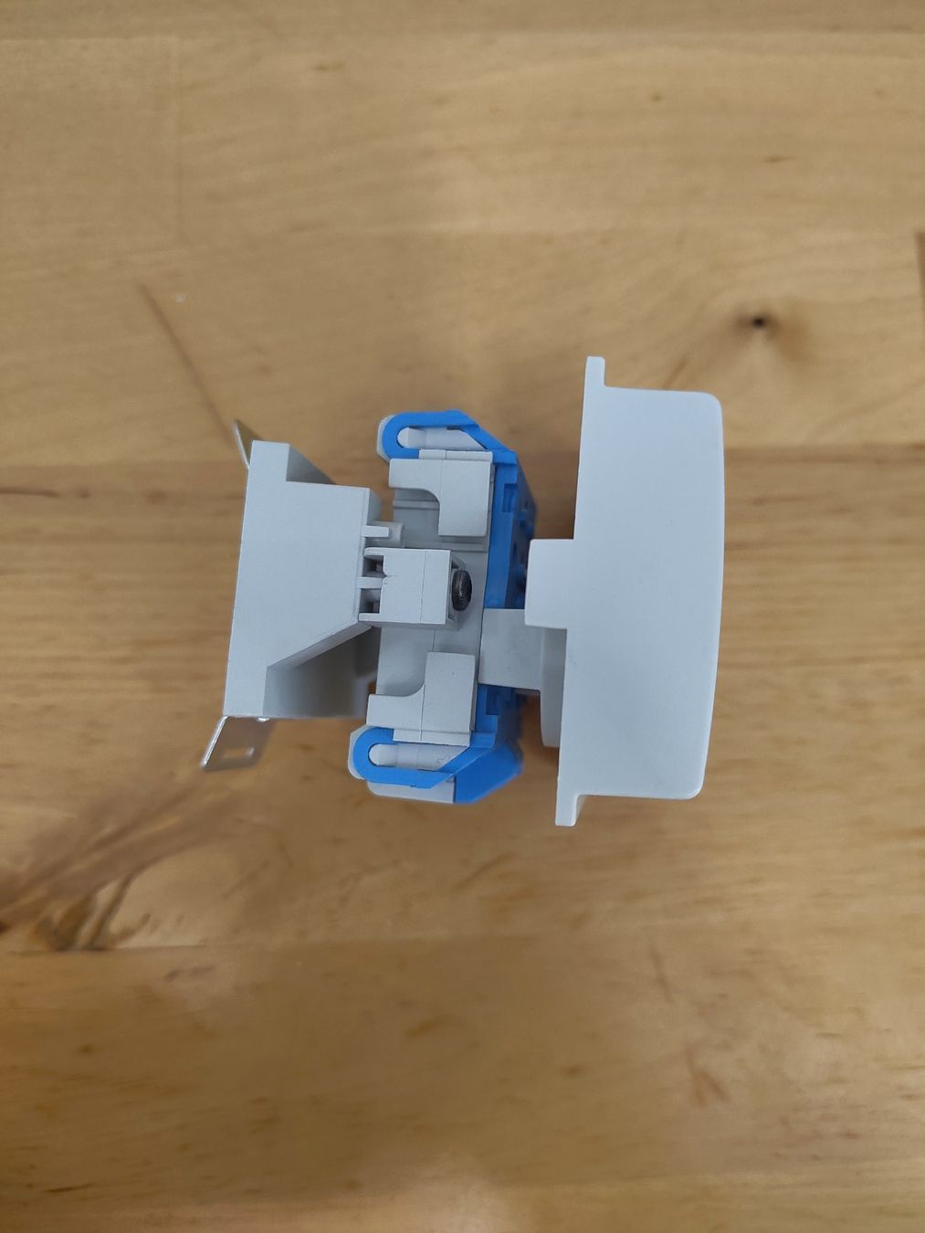 Hager Spine: HAGER SN013 Steckdose Typ 13 10A 250V DIN Einbau – Usato da Emmenbrücke venduto da BlSi 2