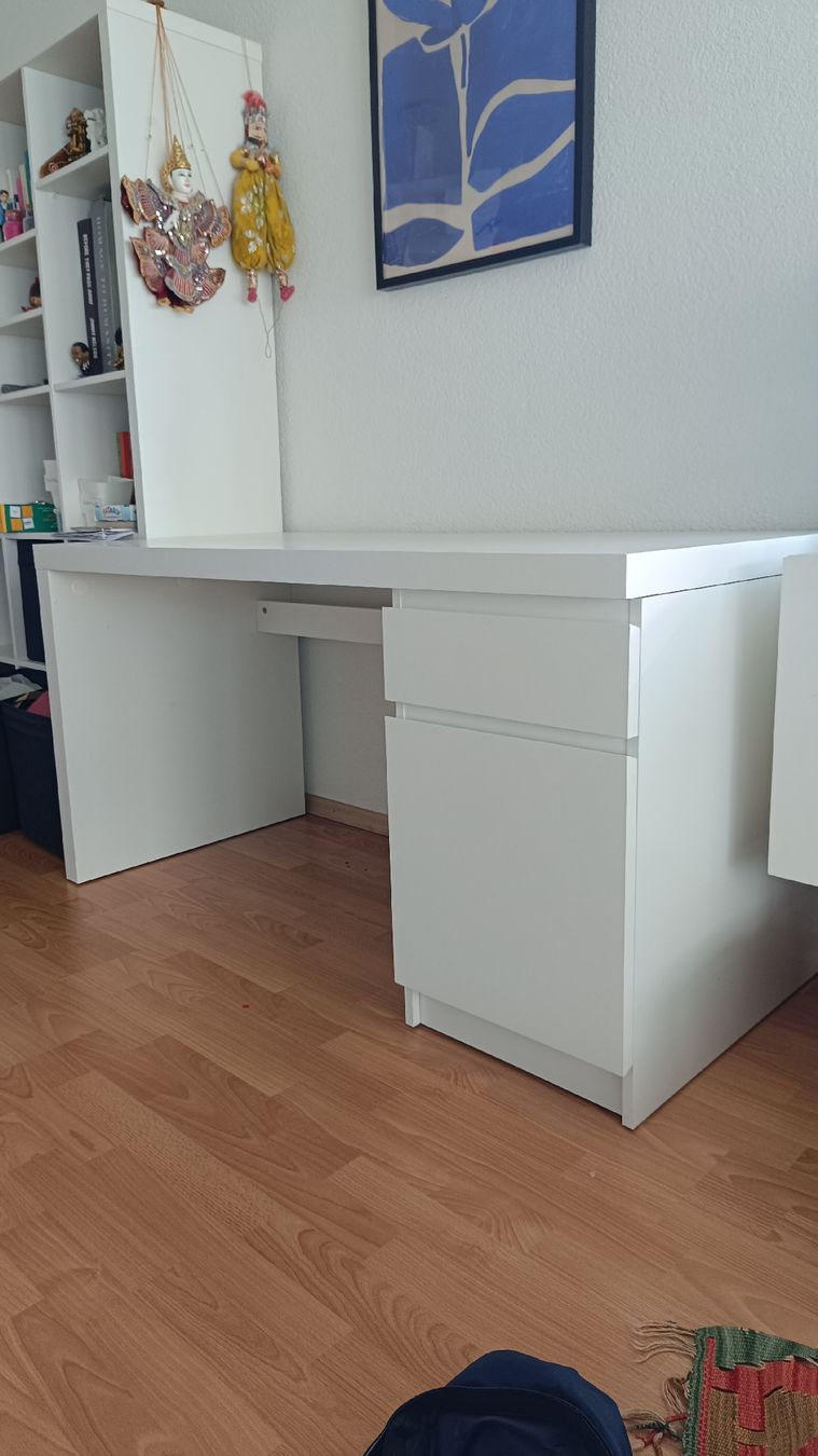 Bureaux: IKEA MALM Schreibtisch weiß 140x65 cm – D'occasion à Zürich par westmister 1
