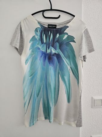 T-shirt Emporio Armani femme, taille 42,(36) comme neuf !