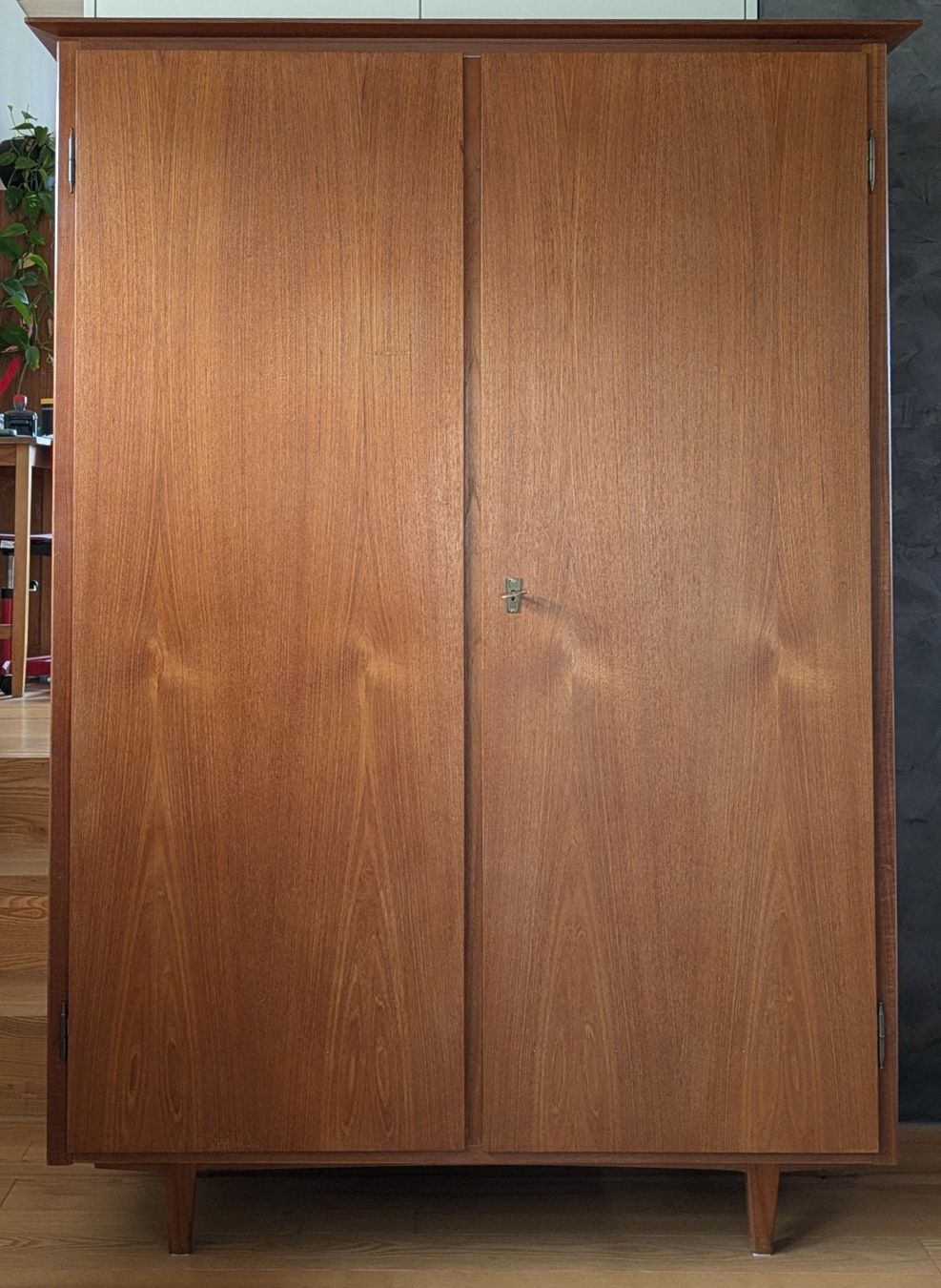 Armadi: Midcentury Kleiderschrank Teak – Usato da Wikon venduto da Freu 1