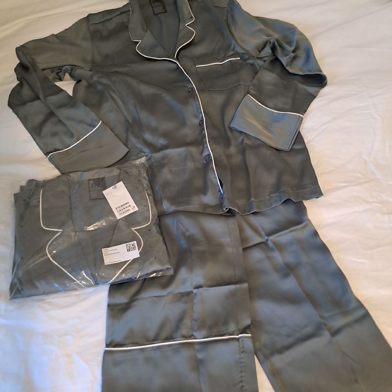 Negligees & Pyjamas: Satin pyjama H&M – Neu und originalverpackt aus Oberengstringen von ger_v5h5 8