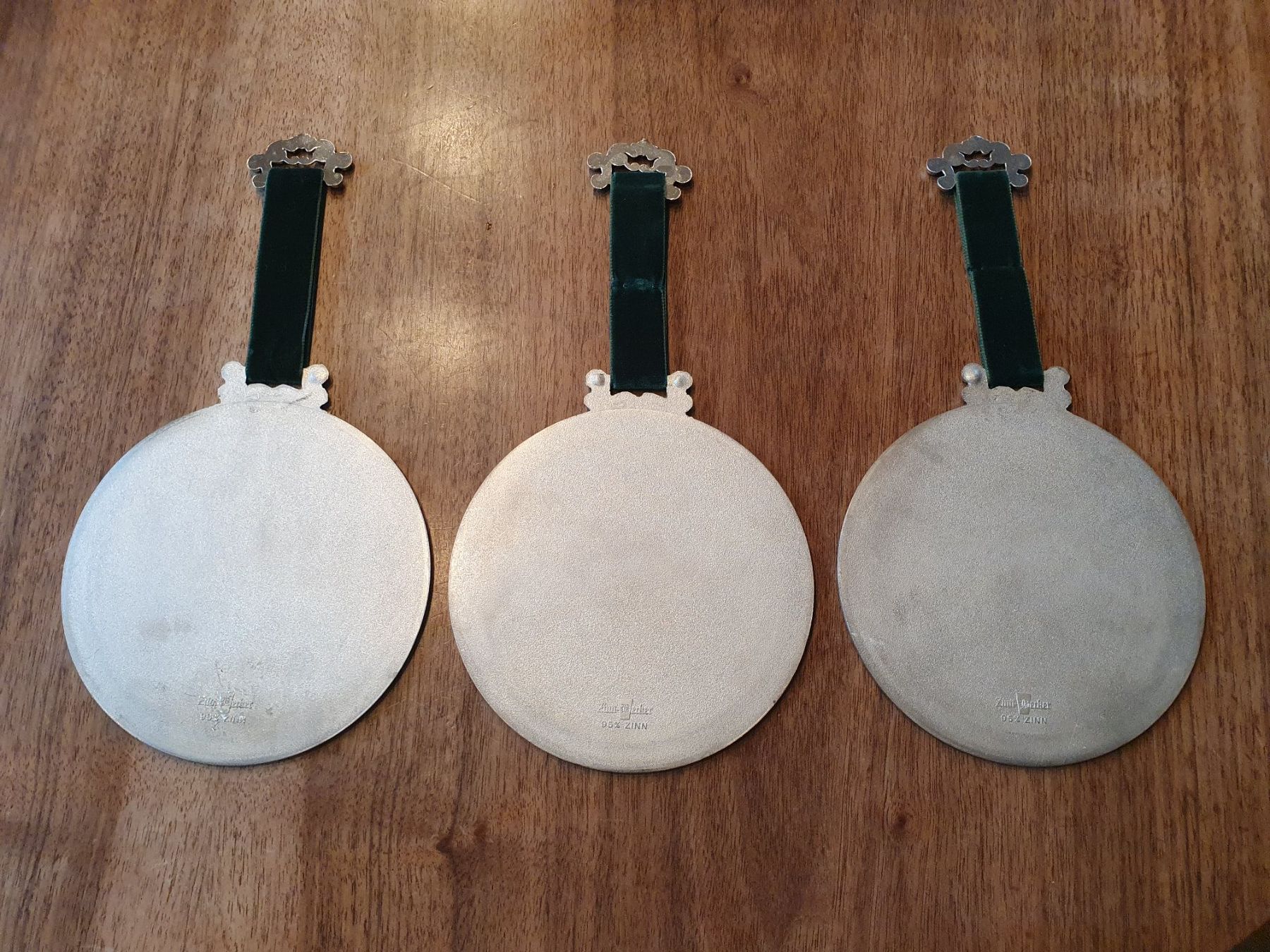 Tutte le decorazioni: 3 Zinn Medaillons Wandteller – Usato da Gattikon venduto da majoran1 1
