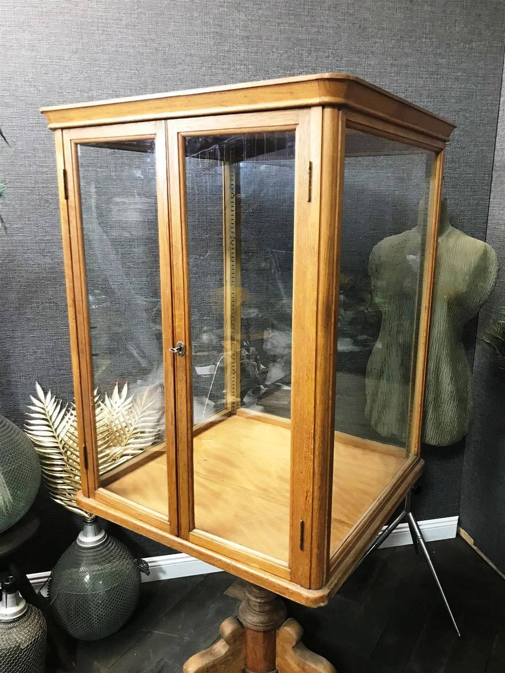 Vetrine: Vitrine um 1900 aus Eiche Jugendstil – Usato da Laufenburg venduto da industrial-silence