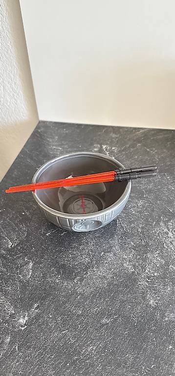 Coupes: Starwars Schüssel mit Stäbchen  – D'occasion à Münchenstein par bloombluem