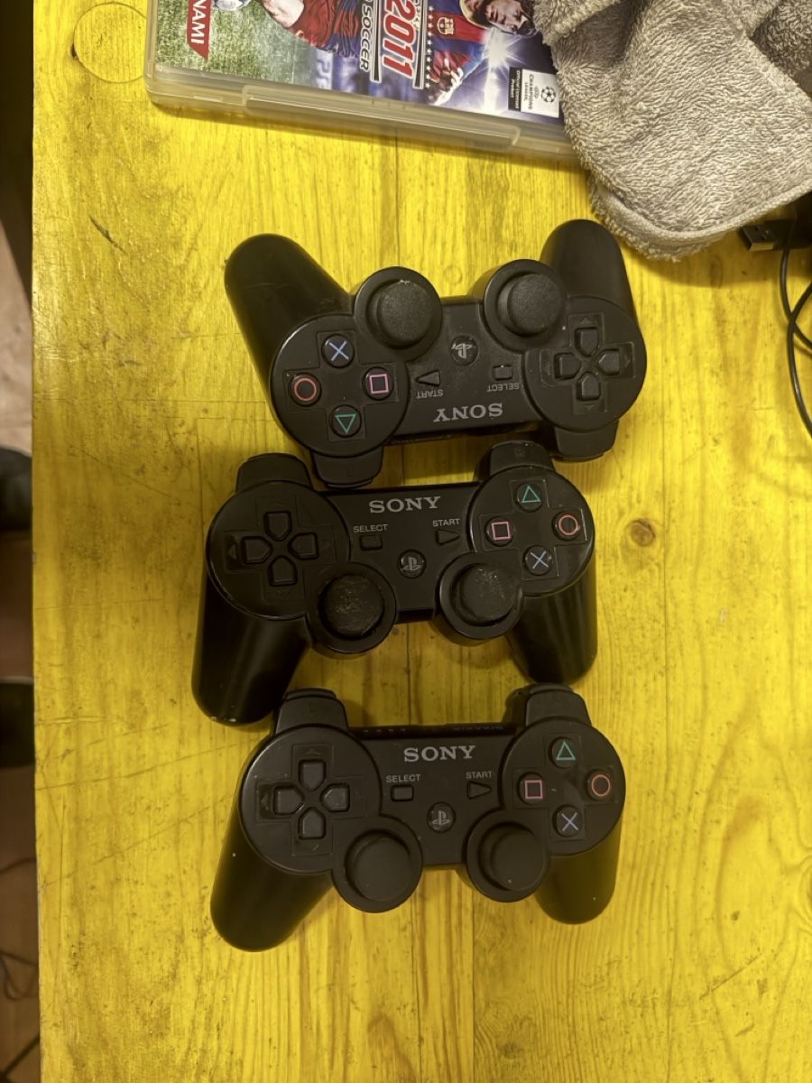Sony Manettes: Sony PlayStation 3 Controller gebraucht 3 Stk – D'occasion à Thürnen par mah_6yvz