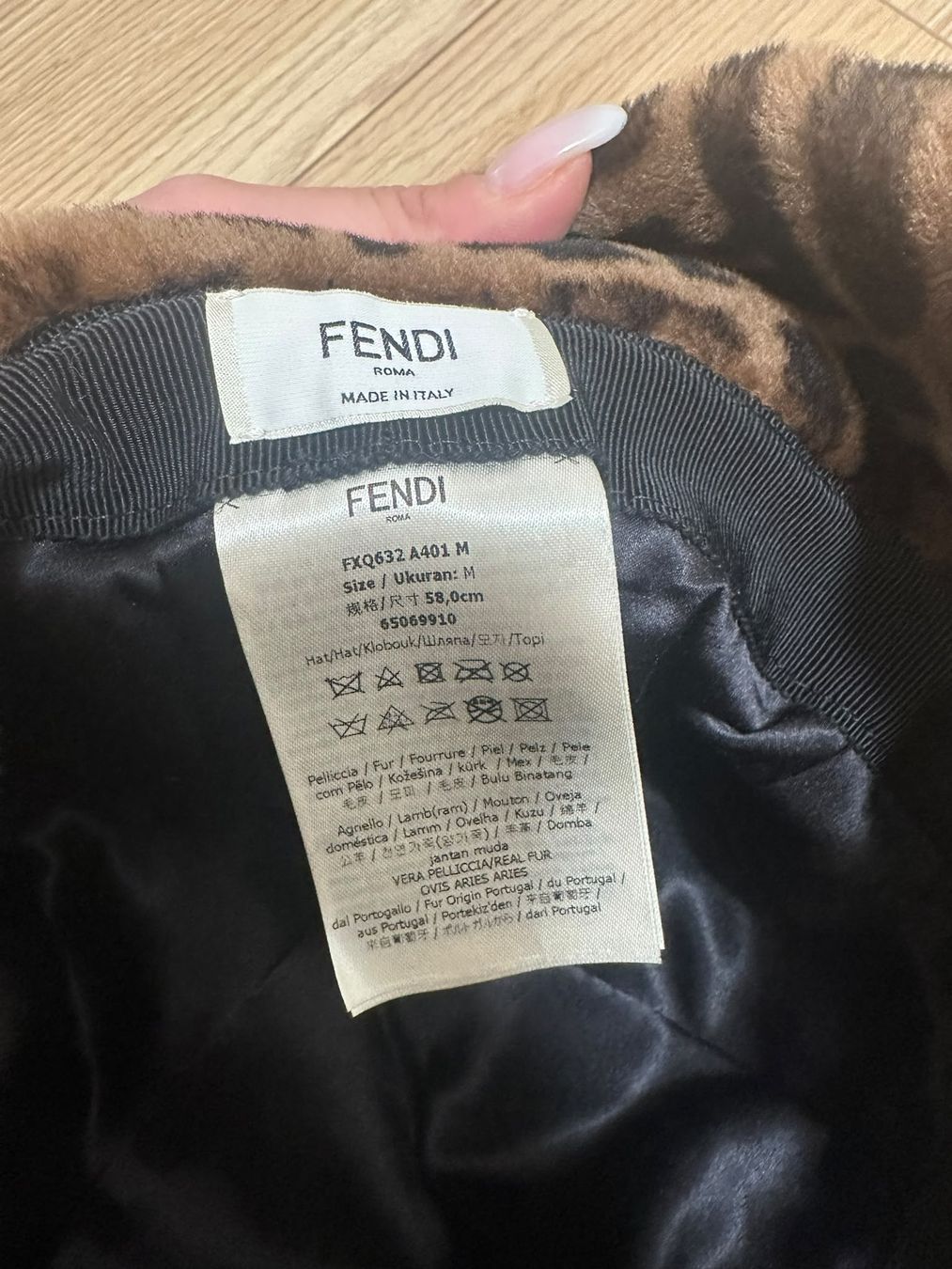 Fendi Chapeaux, bonnets & casquettes: Fendi shearling bucket hat – D'occasion à Genestrerio par RUSTY_VIK 1