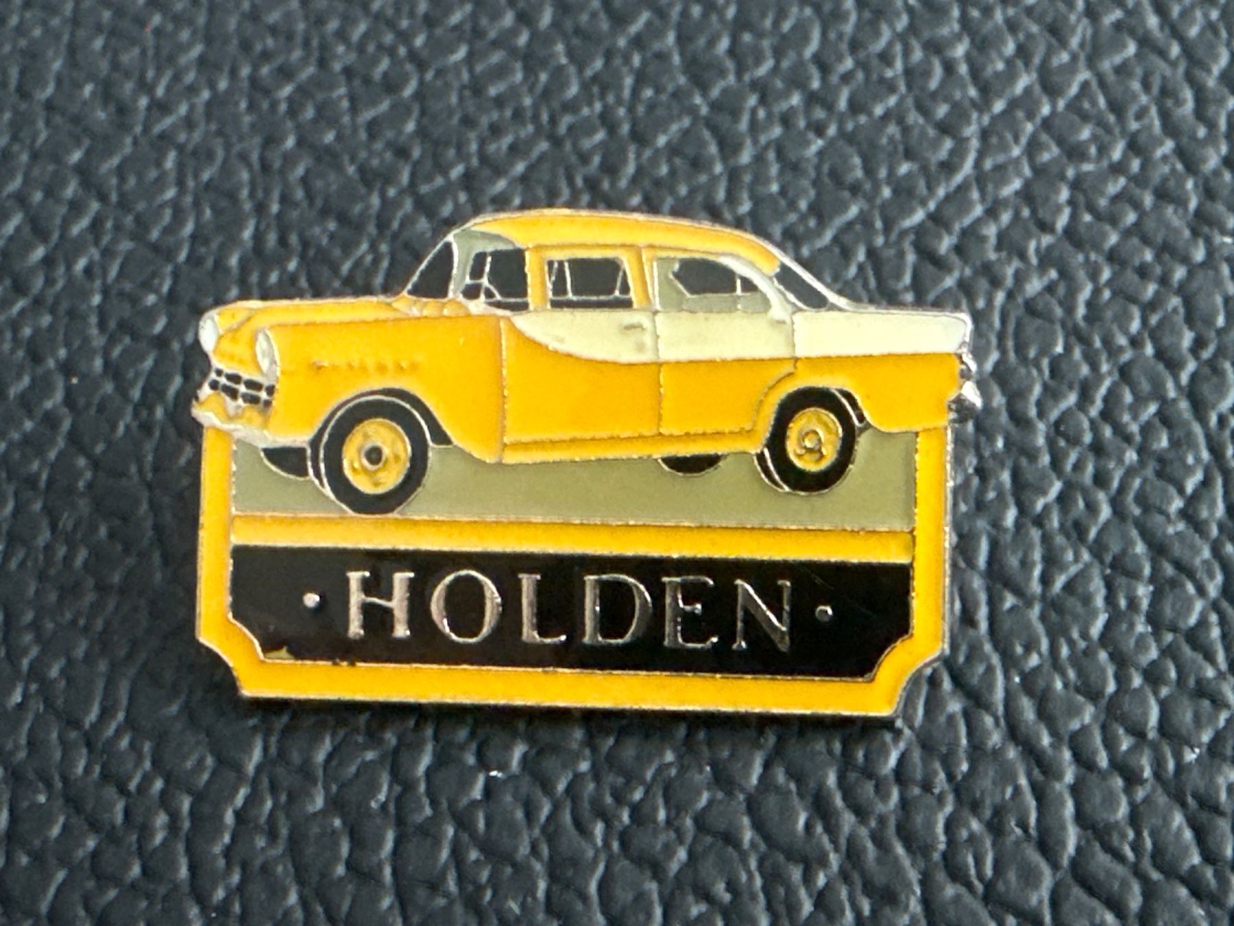 Plaketten & Abzeichen: Pin Holden Oldtimer – Gebraucht aus Glattbrugg von Schweigmatt