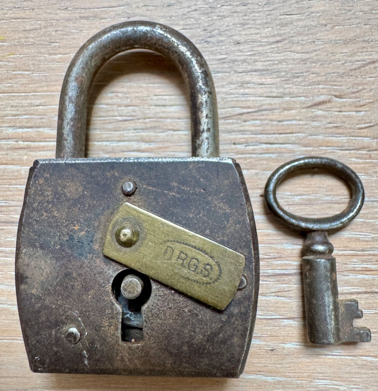 Schlösser: Altes Vorhängeschloss m. Schlüssel D.R.G.S. – Gebraucht aus Rothrist von Luckywinner