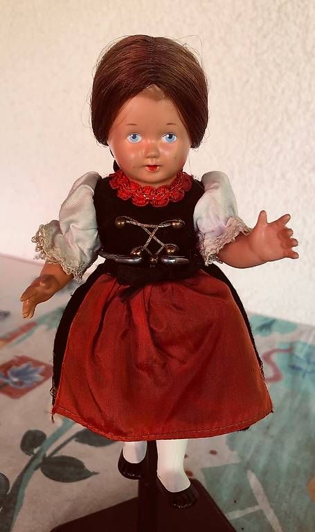 Bambole: Original antike Berner Trachten-Puppe, 20 cm – Usato da Herrliberg venduto da els_r8qb