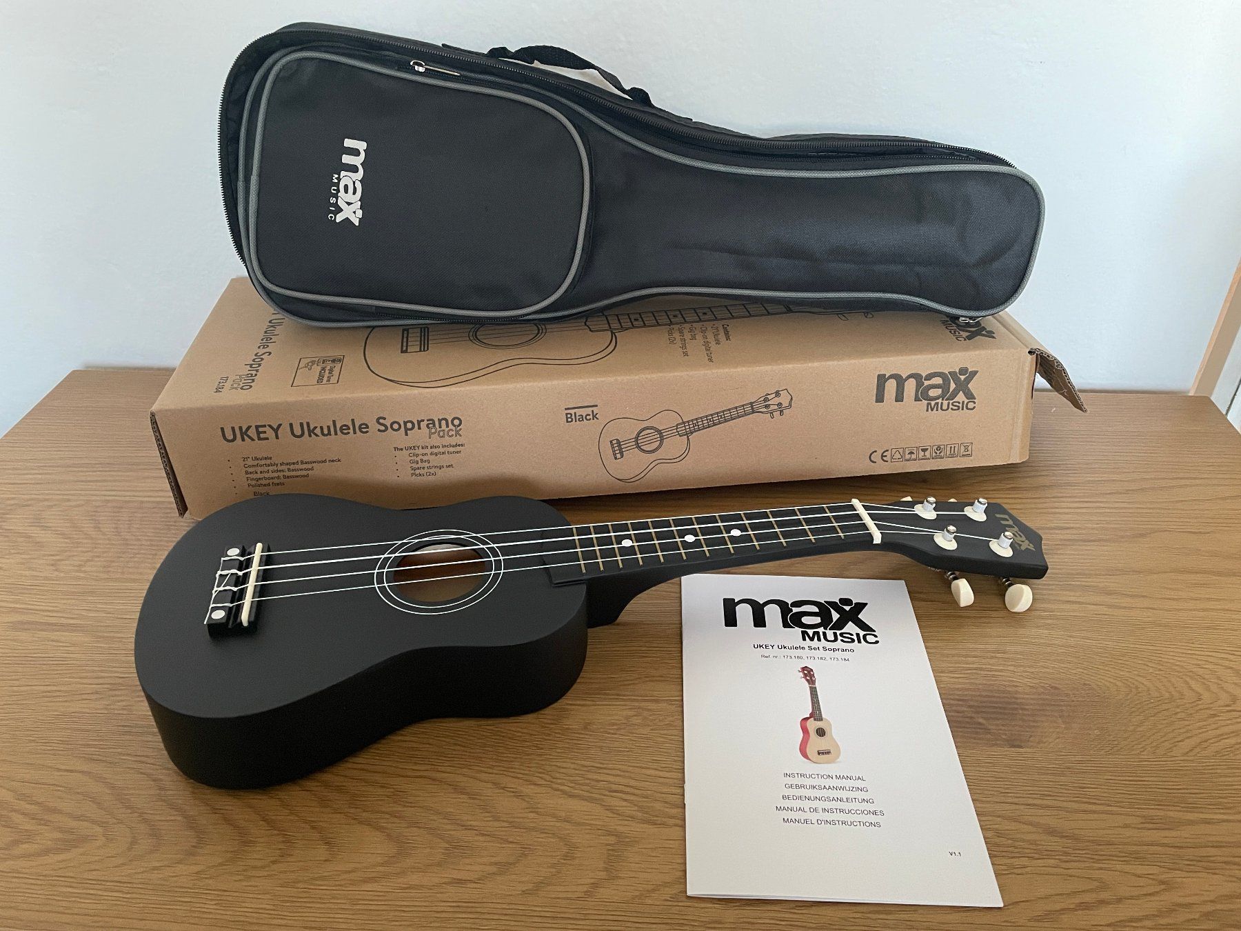 Strumenti musicali: MAX Ukulele UKEY Set Soprano Schwarz 21 Zoll – Nuovo (secondo la descrizione) da Frauenfeld venduto da -blubber-