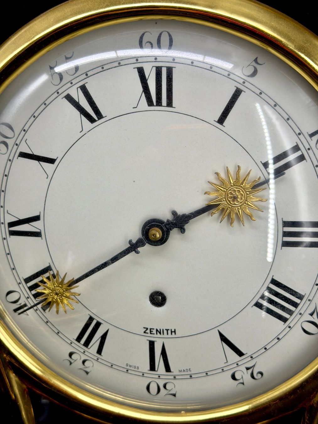 Pendule neuchâteloise ZENITH en bois laqué noir et or (D'occasion) à