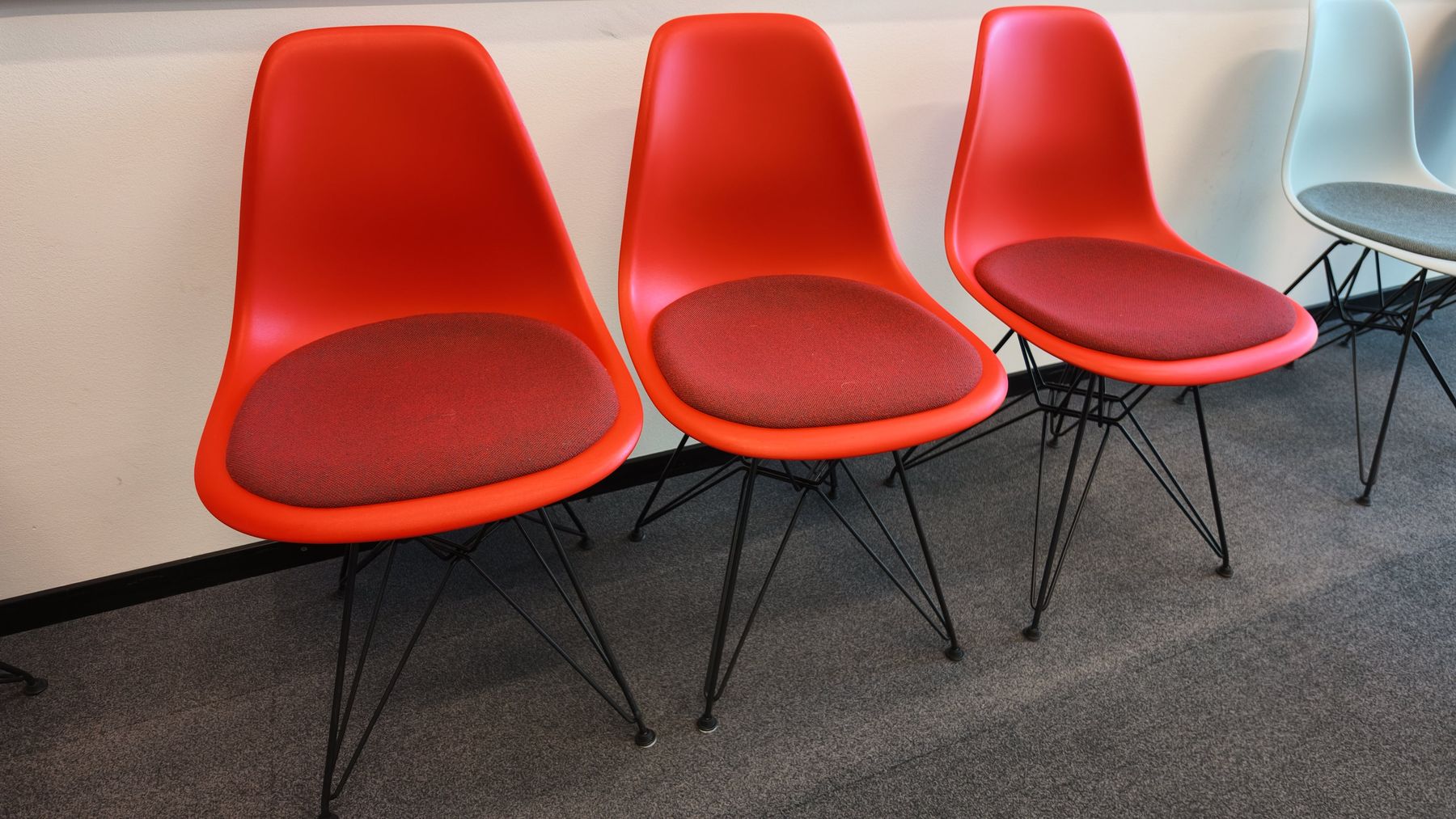 Sedie: Vitra Eames Plastic Side Chair DSR, Rot – Usato da Affoltern am Albis venduto da Zapro