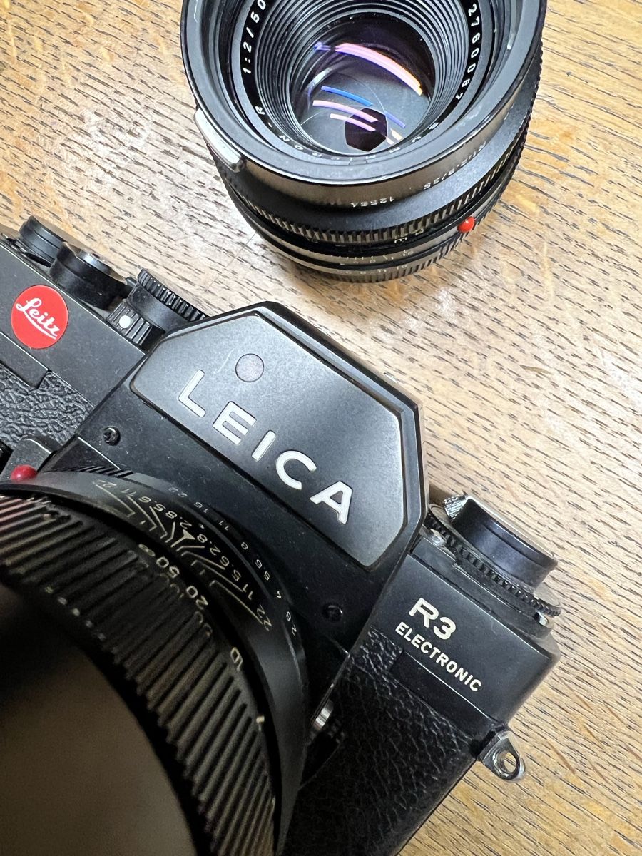 Leica Fotocamera: Leica R3 Electronic + 2 Objektive + Zubehör – Usato da Urdorf venduto da Glouis 2