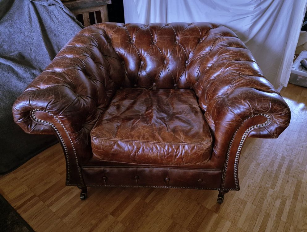 Zwei ChesterfieldSessel aus 100 Leder im UsedEffekt Kaufen auf Ricardo