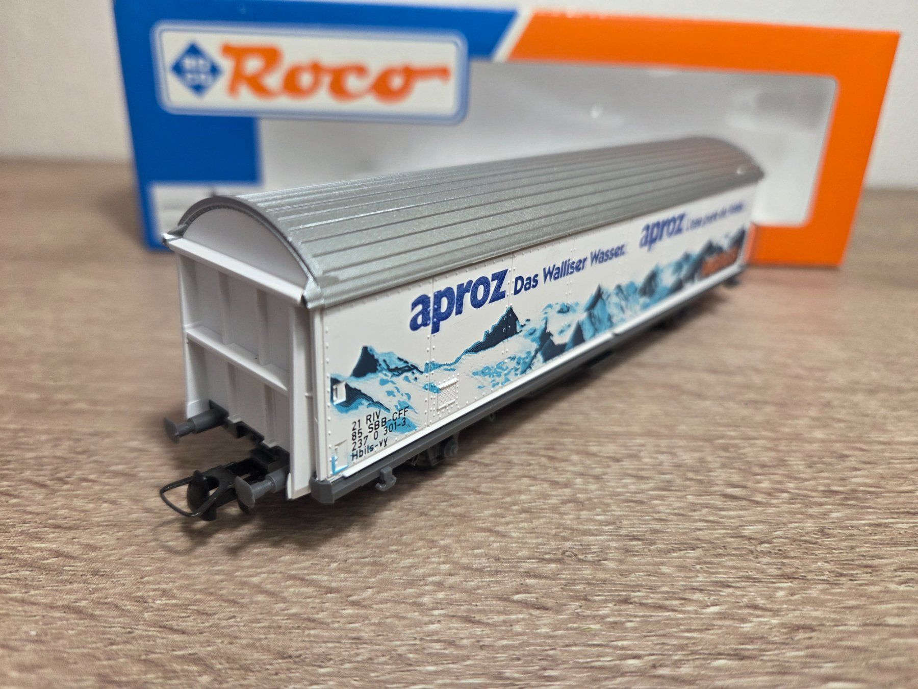 Roco Modellini di ferrovie: Roco 291032 Güterwagen Aproz SBB H0 – Nuovo e nell'imballaggio originale da St-Aubin-Sauges venduto da Lo_Go 2