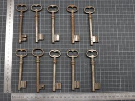 Lot mit 10 antiken Schlüsseln