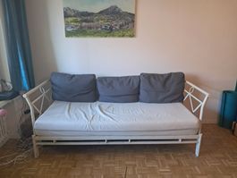 Weisses Sofa (ausziehbar)
