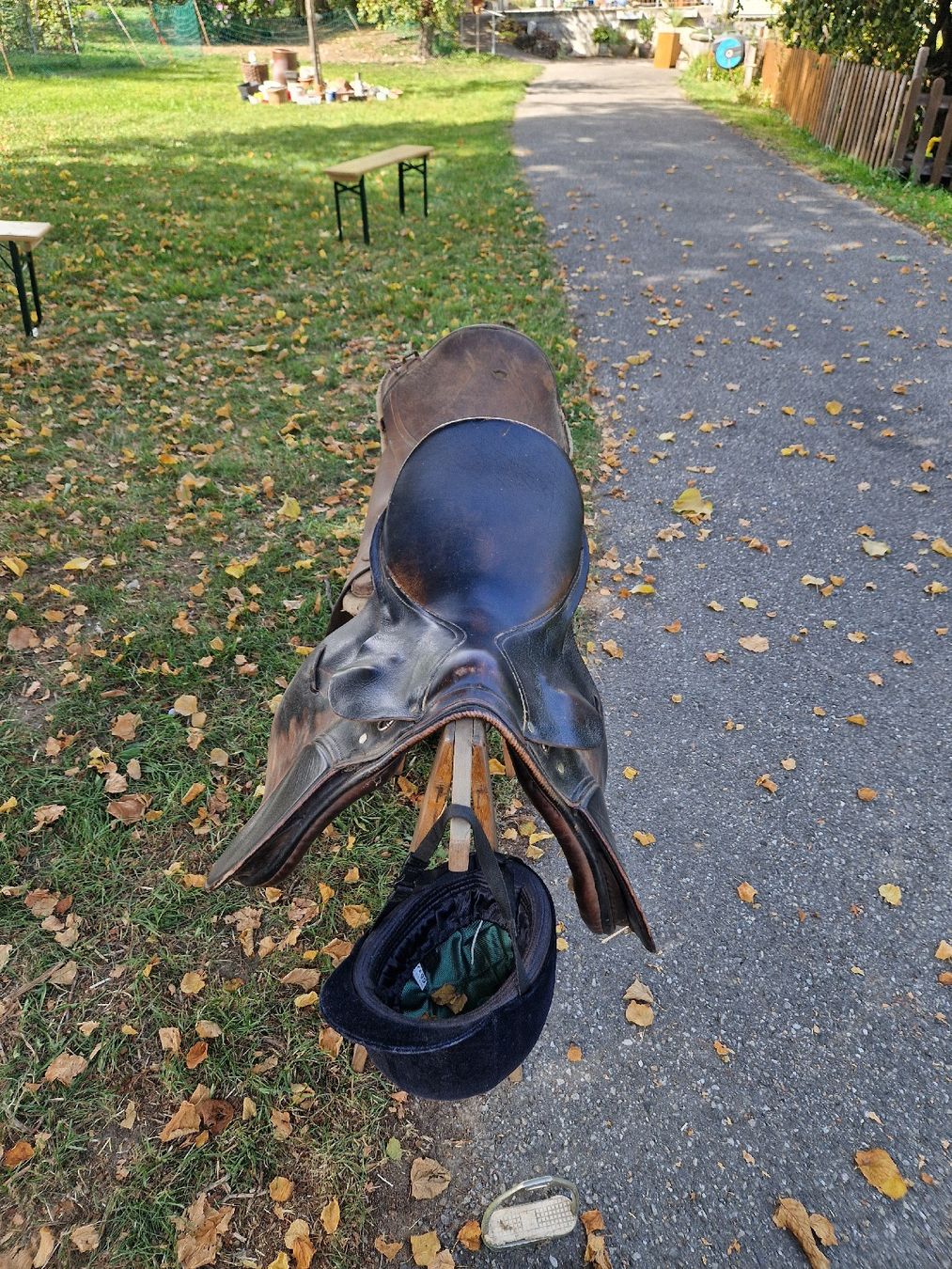 Selles, accessoires: 2 Reitsattel mit Reithelm  – D'occasion à Sempach par zehu 1