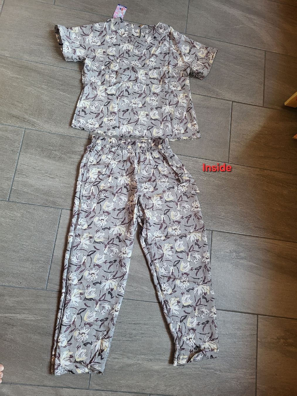 Negligees & Pigiami: Grauer Schlafanzug mit Blumenmust – Nuovo e nell'imballaggio originale da Zweisimmen venduto da Adorable 4