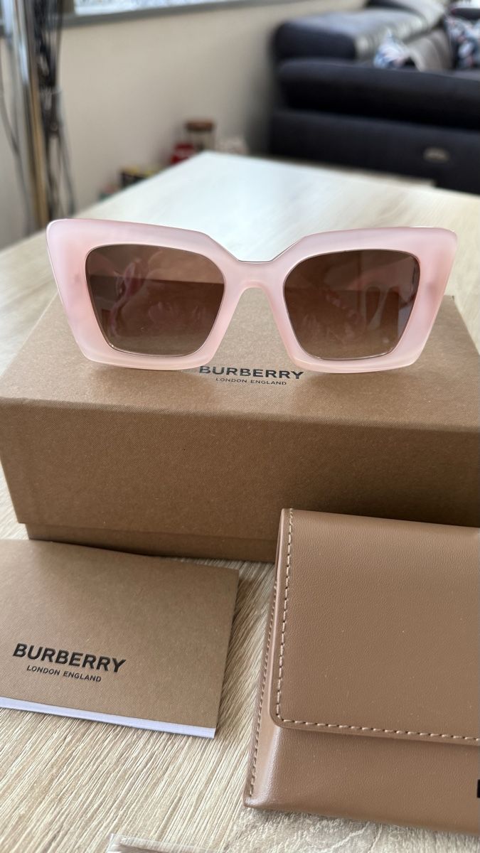 Burberry Occhiali & Lenti: Neue coole Burberry Sonnenbrille – Nuovo (secondo la descrizione) da Winterthur venduto da -BeHappy24- 1