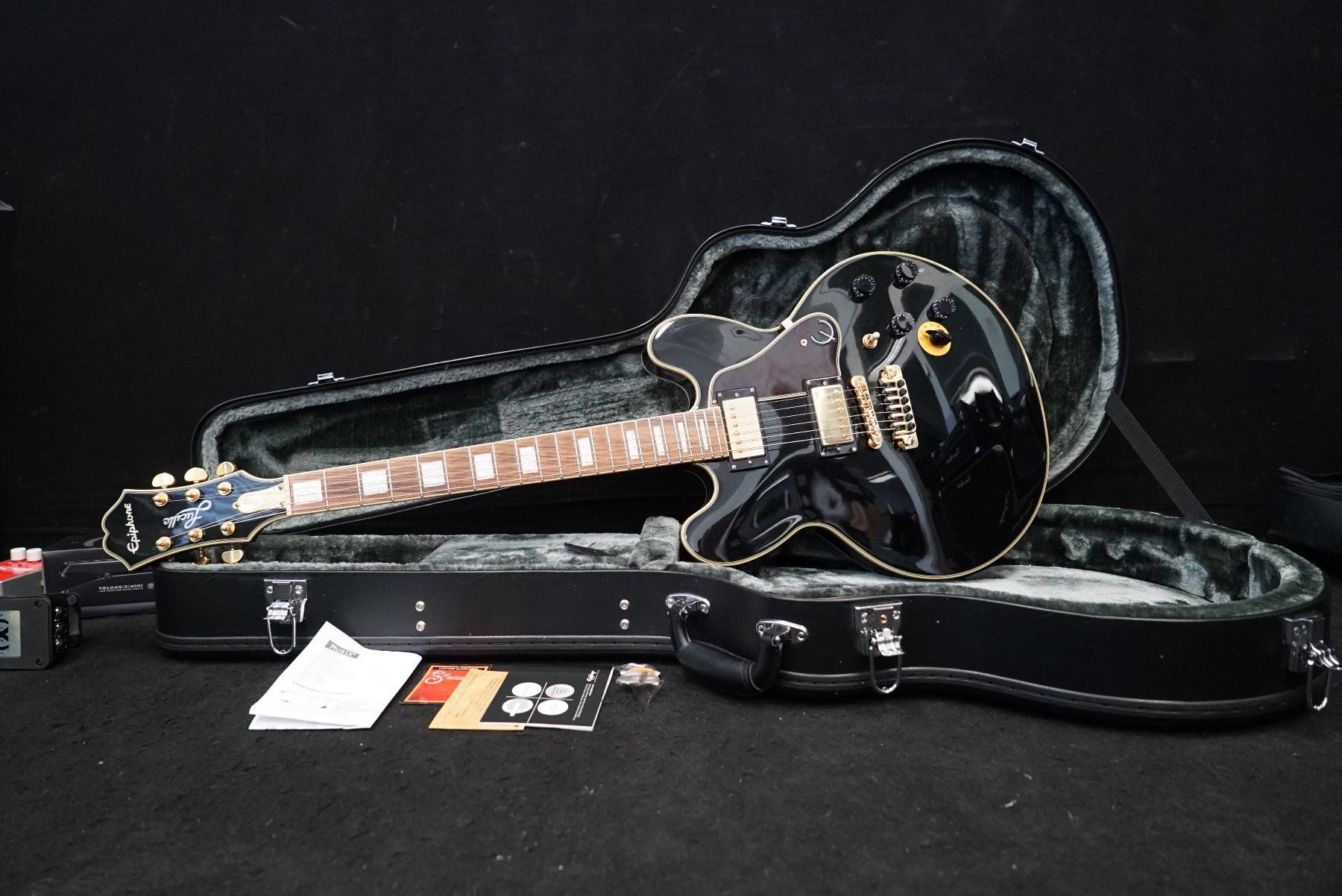 Epiphone Strumenti musicali: Epiphone B.B. King Lucille (ebony) mit Koffer – Usato da Ortschwaben venduto da Musictrade