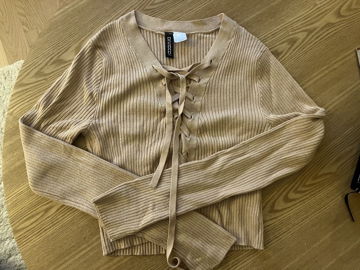 Maglioni & Felpe: Trendiger DIVIDED Pullover mit Schnürung, Grösse XS – Usato da Wädenswil venduto da EW94 1