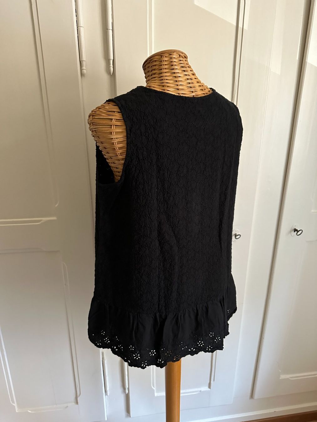 Top: Boho Top schwarz mit Lochstickerei S – Usato da Zürich venduto da Diazaio 2