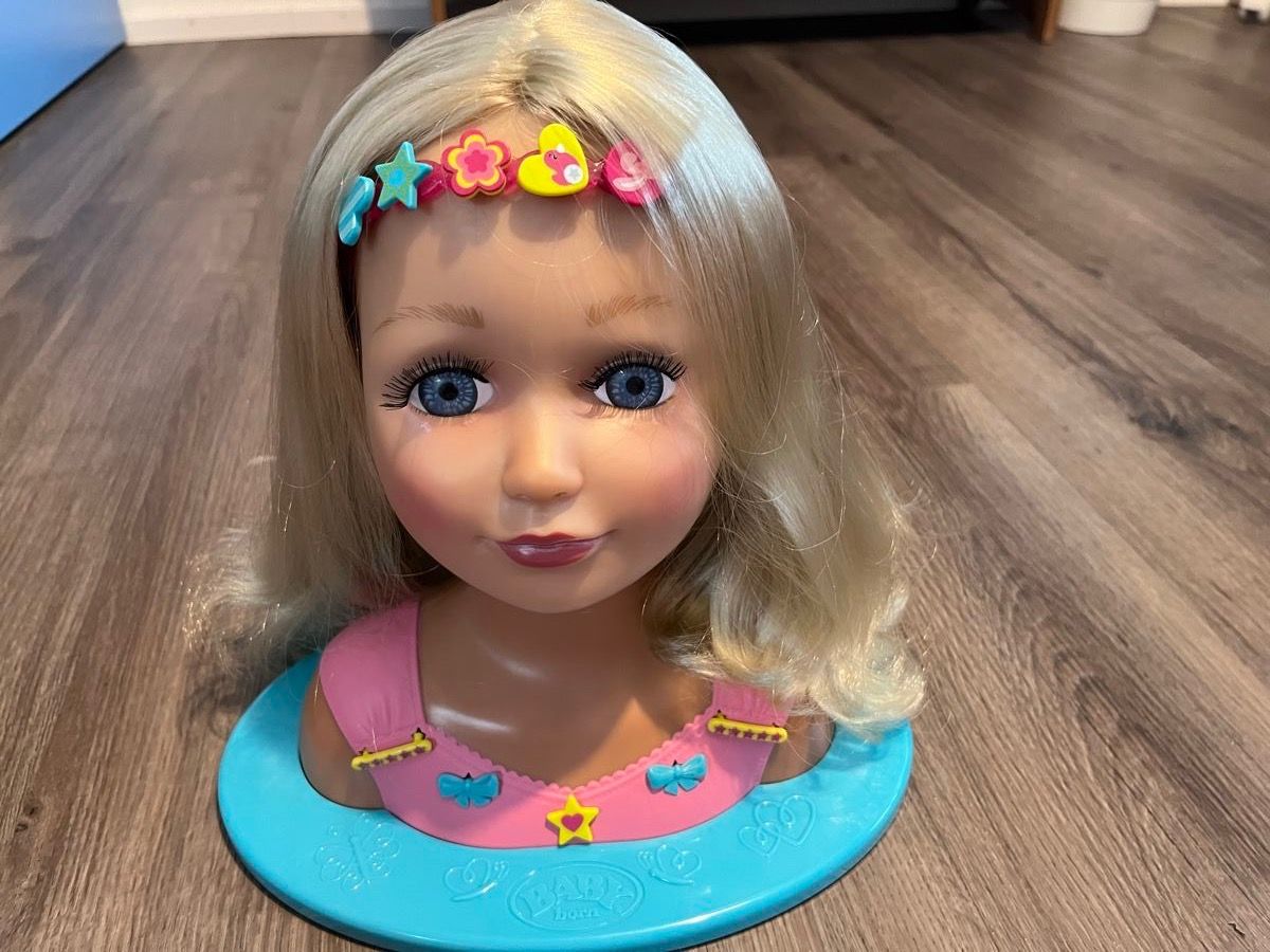 Puppen: Frisierpuppe mit 4 Haargummis und einem Haarsträhl – Gebraucht aus Brittnau von  1