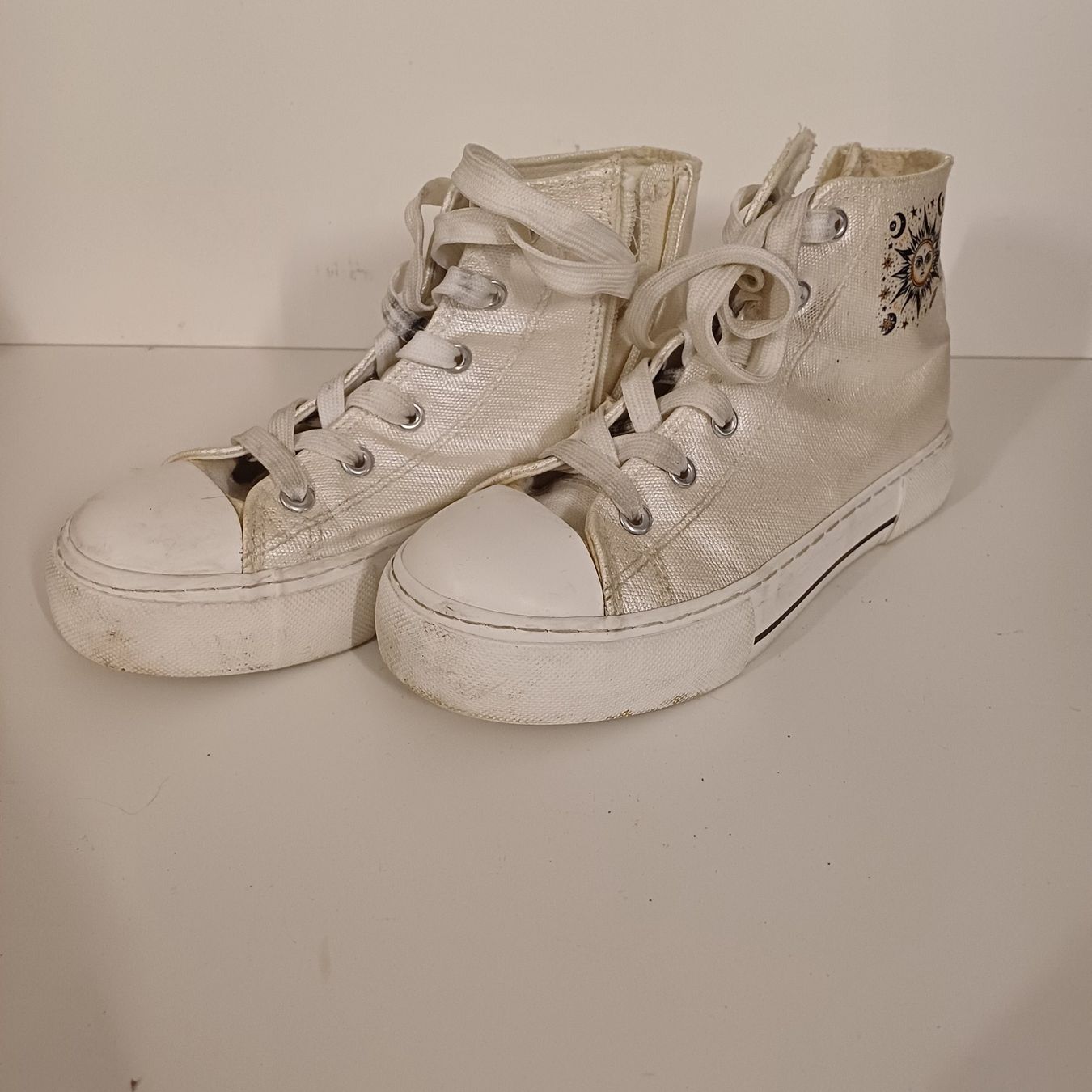 Schuhe für Mädchen: Baskets montantes blanches taille 35 bon état – Gebraucht aus Villeneuve VD von vog_yc5s