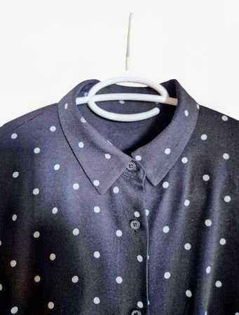 UNIQLO Bluse Damen Gr. M / L schwarz weisse Punkte Kurzarm