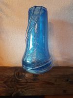 Vase bleu en verre soufflé
