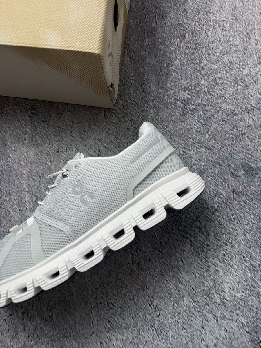 On Chaussures hommes: On Cloud Laufschuhe grau weiss  – Neuf avec emballage d'origine à Luzern par 041Vintage 1