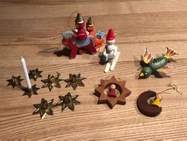 Hübscher älterer Weihnachtsschmuck aus Holz und Metall