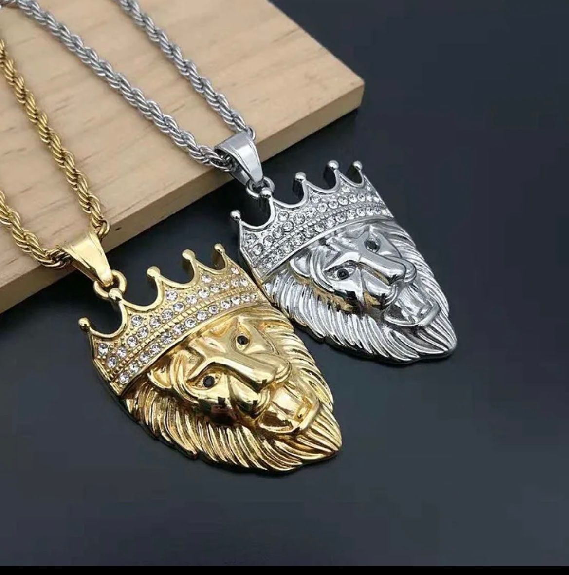 Catenine: King Crown Lion Head Pendant Gold Plated – Nuovo e nell'imballaggio originale da Aarburg venduto da StavFashion 2
